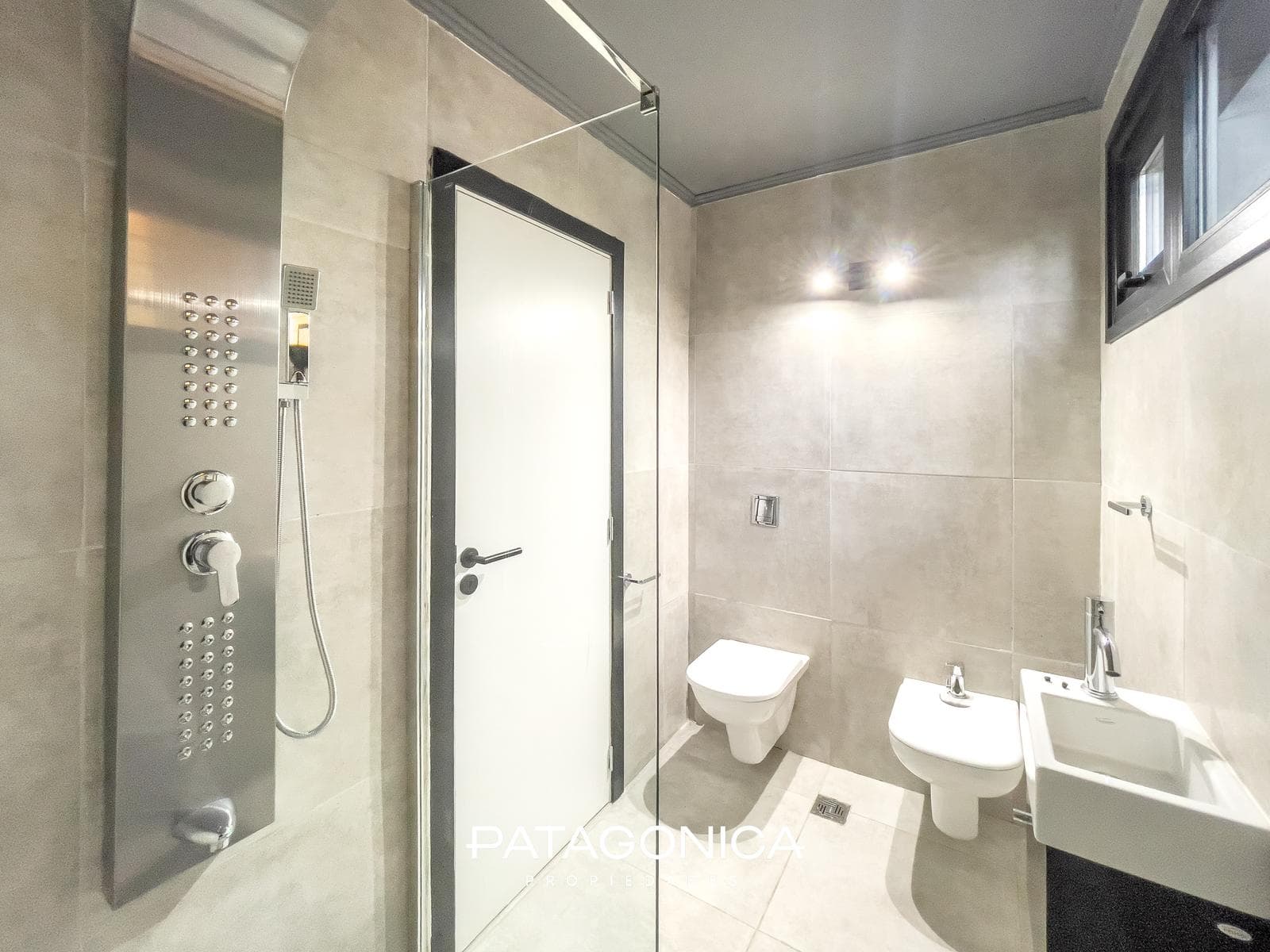FOR SALE: Studio apartment with garage. NATURAL GAS. Views of the lake and the hills. El Mercado neighborhood, Villa la Angostura