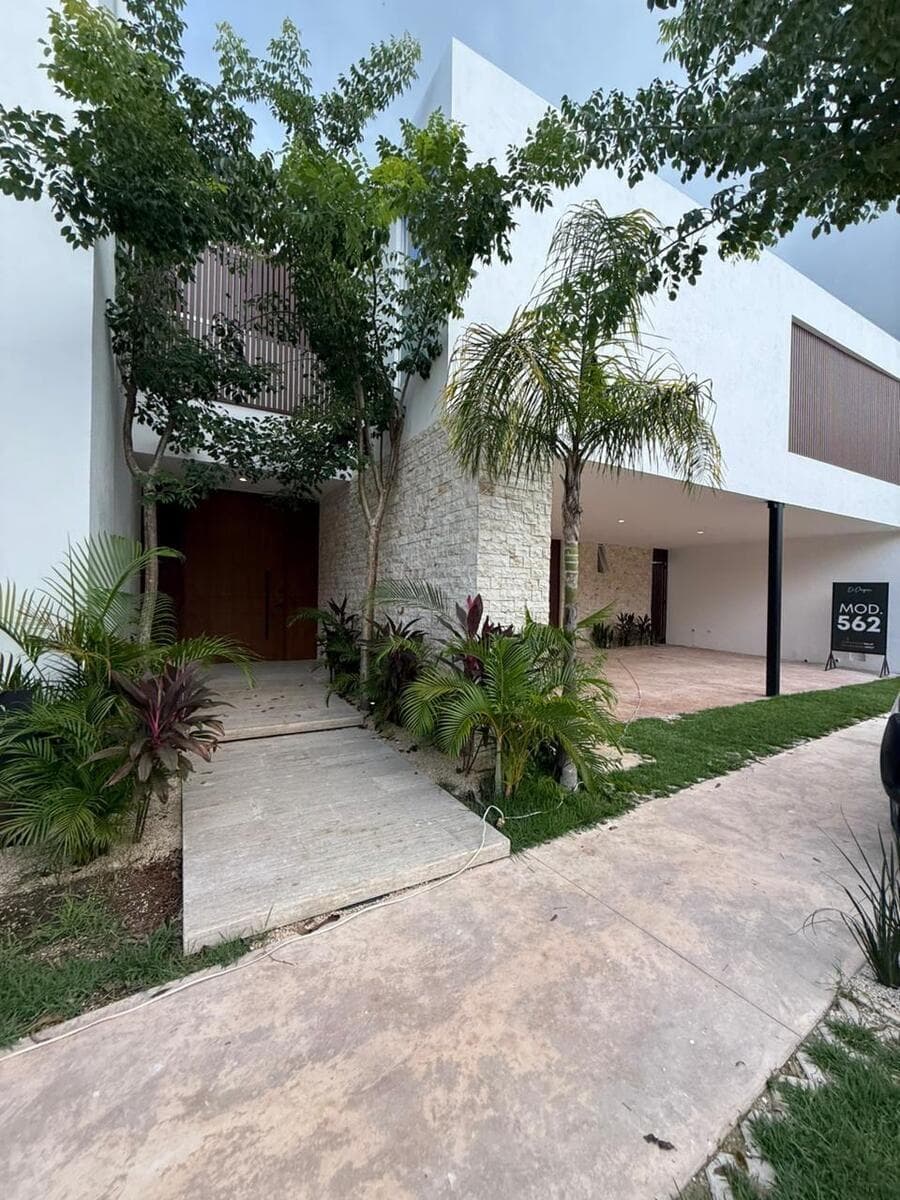 House in an exclusive gated community in Xcanatún, Mérida