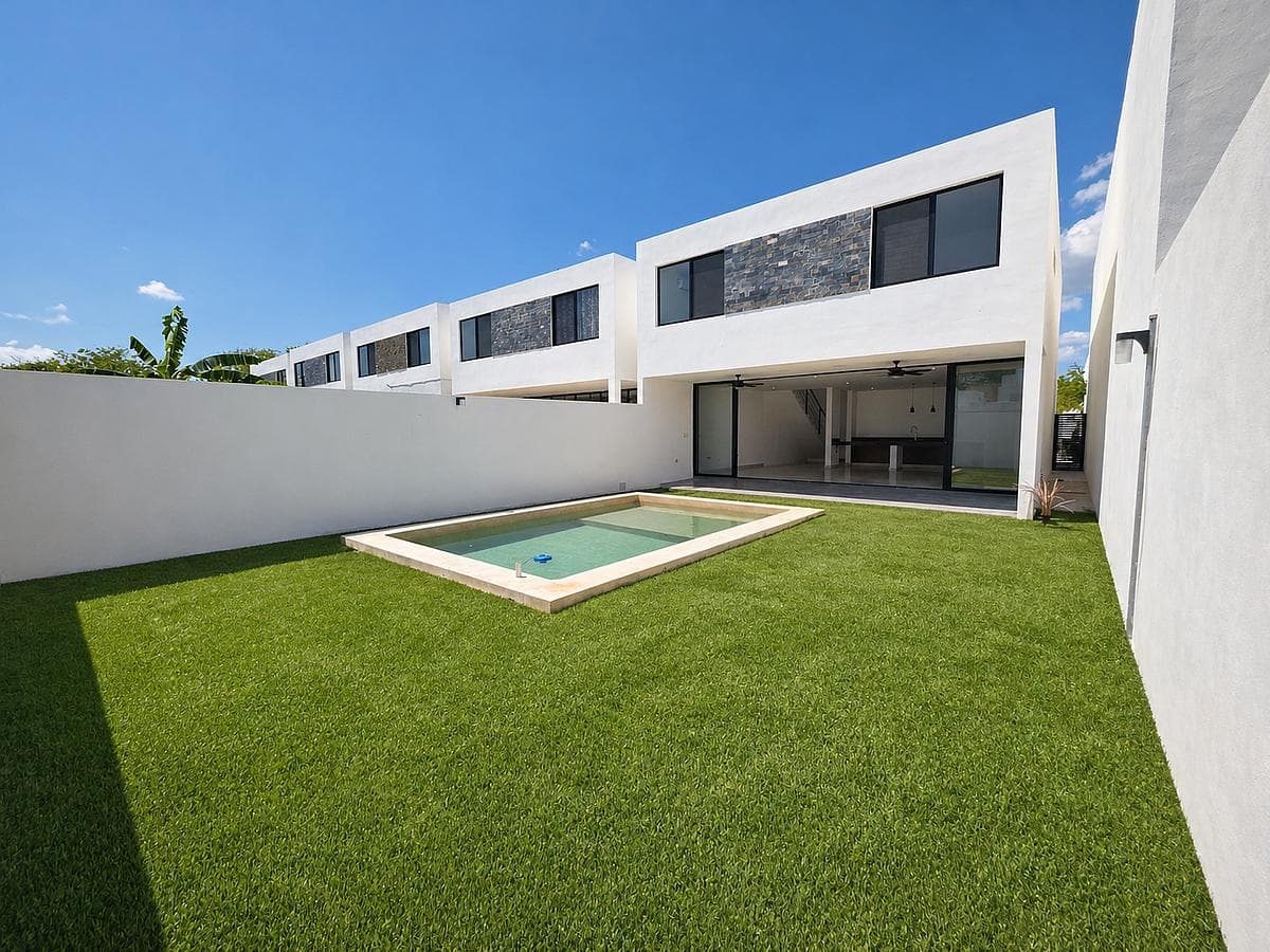 HOUSE FOR SALE, AVAILABLE IMMEDIATELY, PRIVATE, NORTH OF MÉRIDA