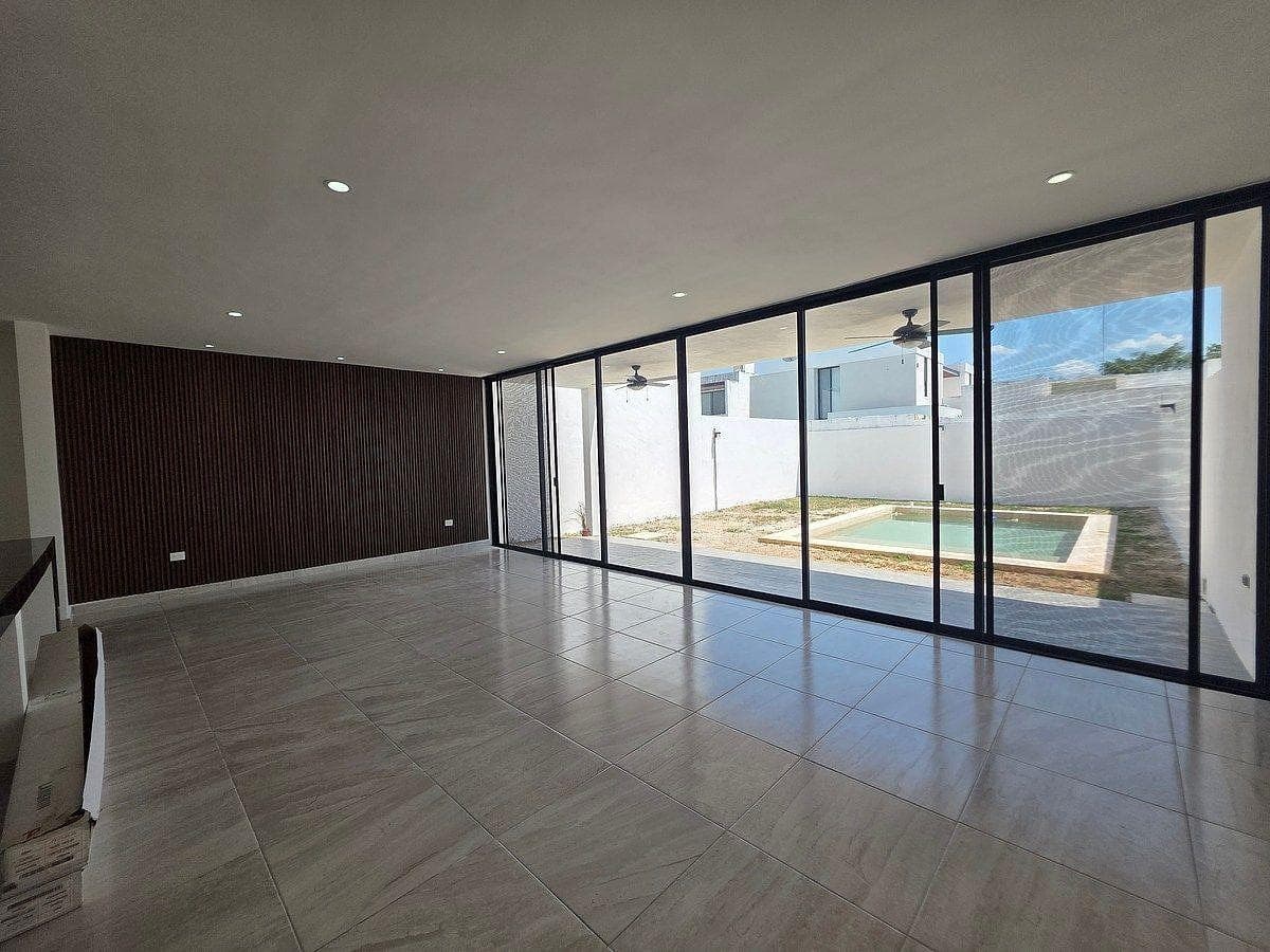HOUSE FOR SALE, AVAILABLE IMMEDIATELY, PRIVATE, NORTH OF MÉRIDA