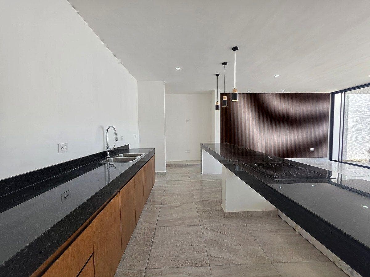 HOUSE FOR SALE, AVAILABLE IMMEDIATELY, PRIVATE, NORTH OF MÉRIDA