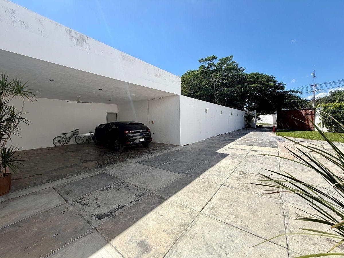 ONE-STORY HOUSE FOR SALE ON THE MAIN AVENUE IN TEMOZON NORTE, WITH A SWIMMING POOL