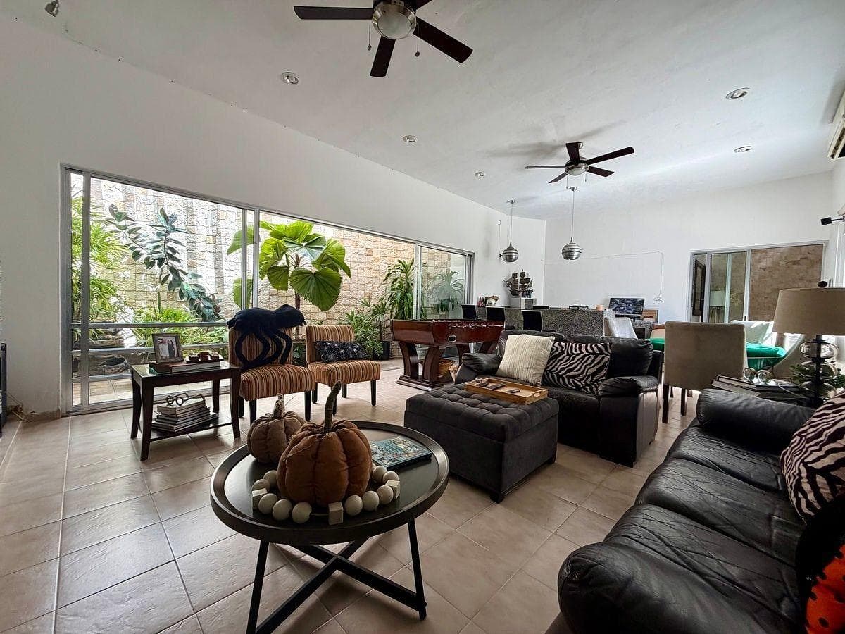 ONE-STORY HOUSE FOR SALE ON THE MAIN AVENUE IN TEMOZON NORTE, WITH A SWIMMING POOL