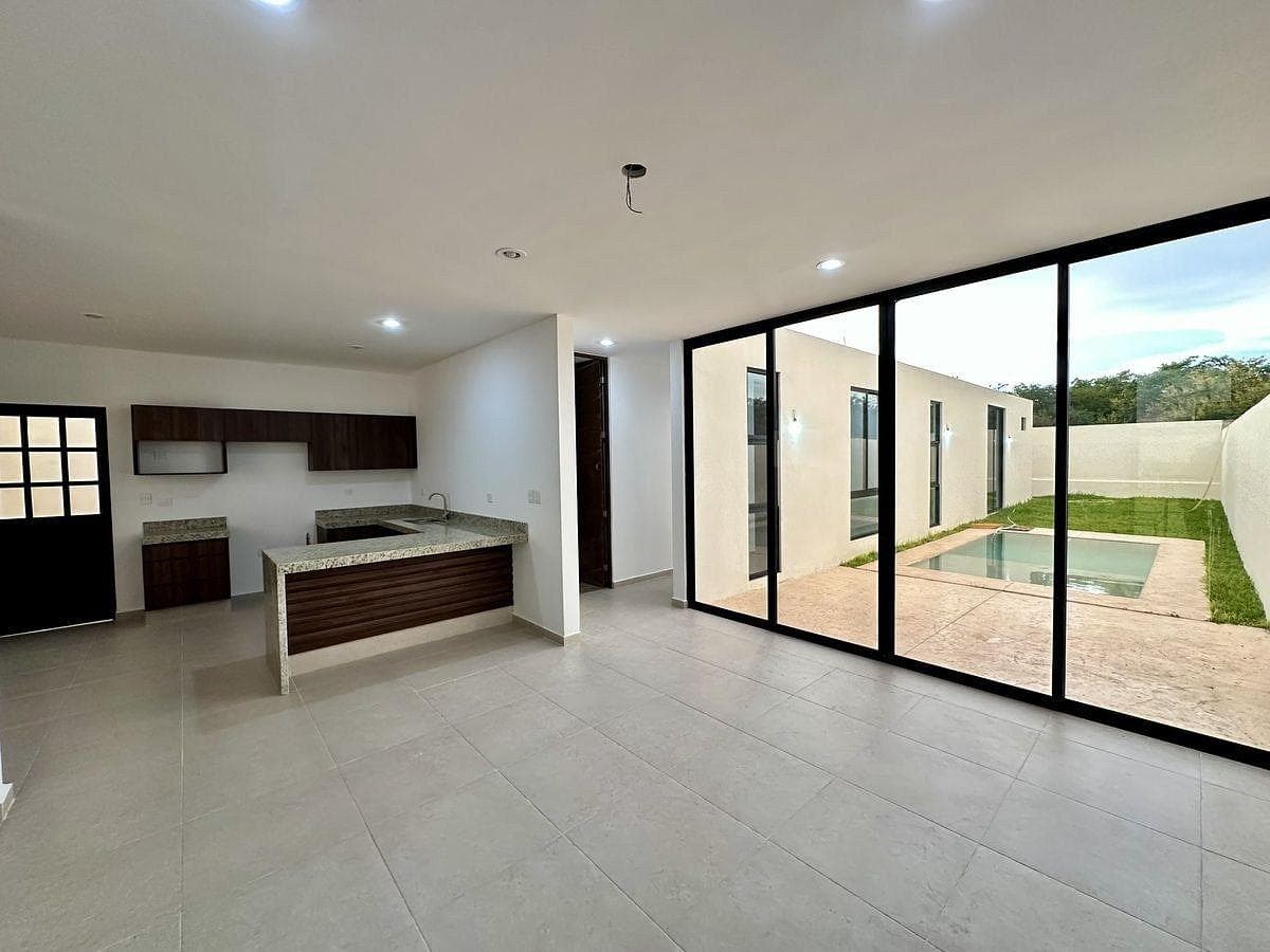 Single-story house in a gated community with amenities in Cholul, Mérida