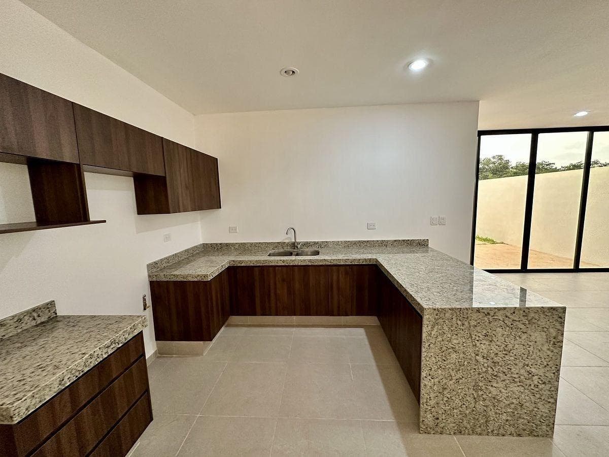 Single-story house in a gated community with amenities in Cholul, Mérida