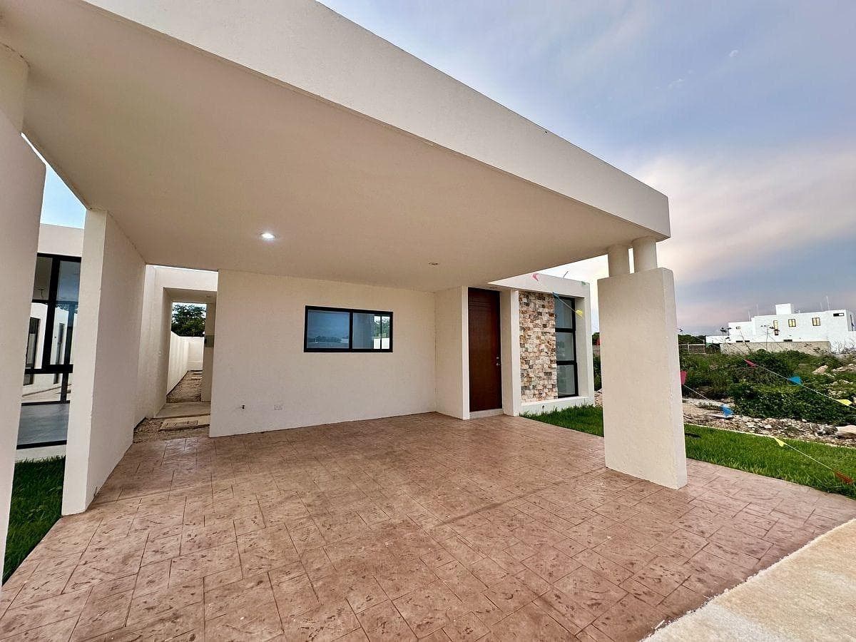 Single-story house in a gated community with amenities in Cholul, Mérida