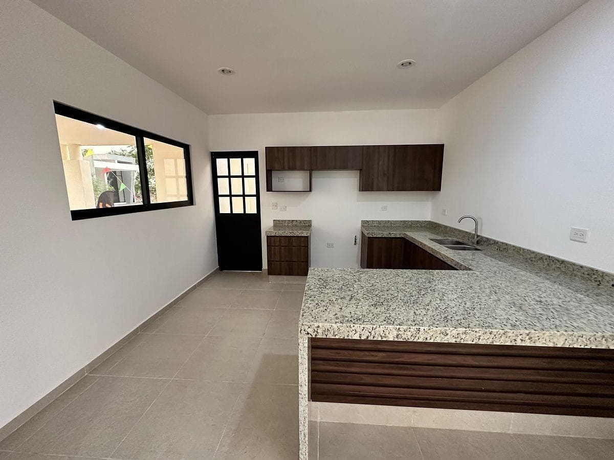 Single-story house in a gated community with amenities in Cholul, Mérida