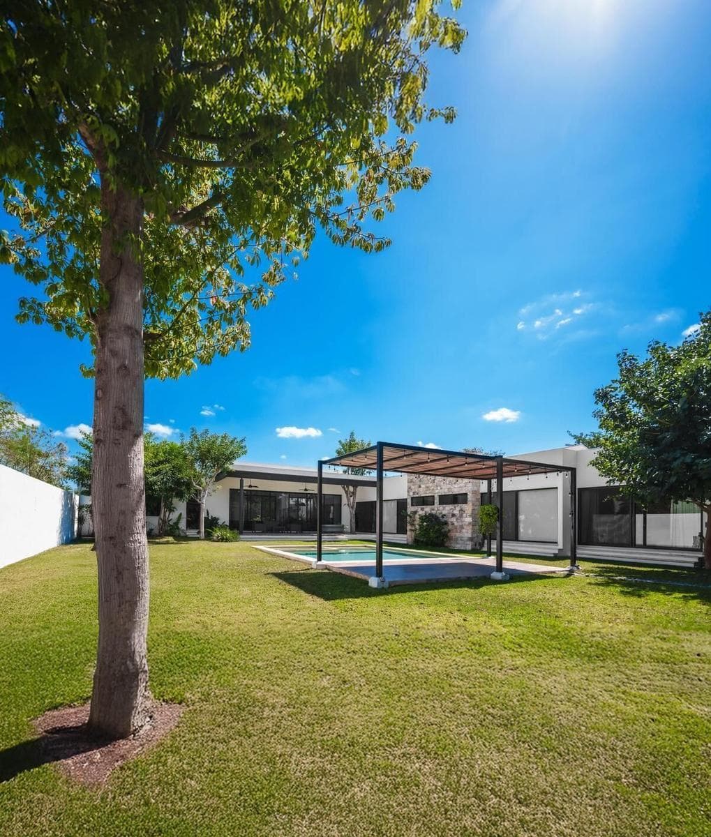 Single-story house with a SPACIOUS YARD and FULLY EQUIPPED in Cholul