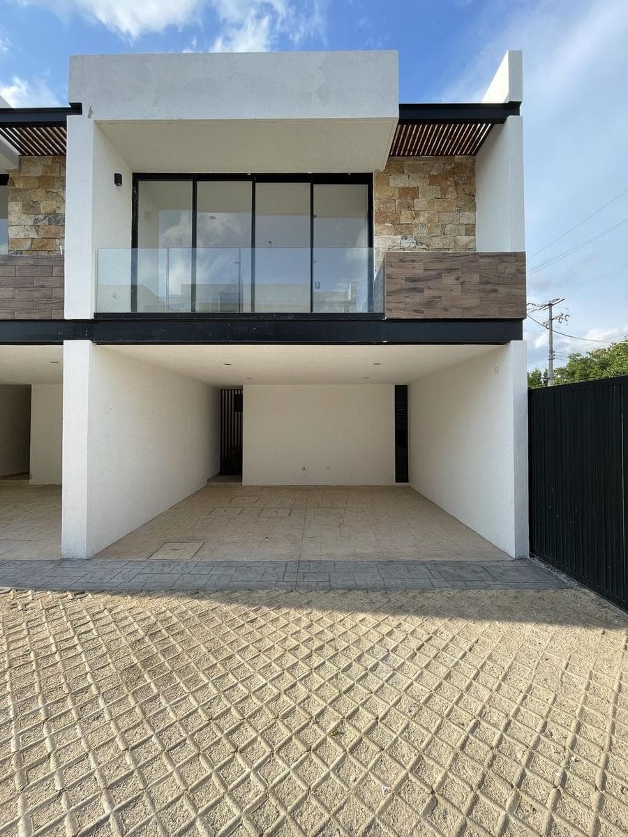 Two-bedroom townhouse with a covered garage in Cholul, Mérida