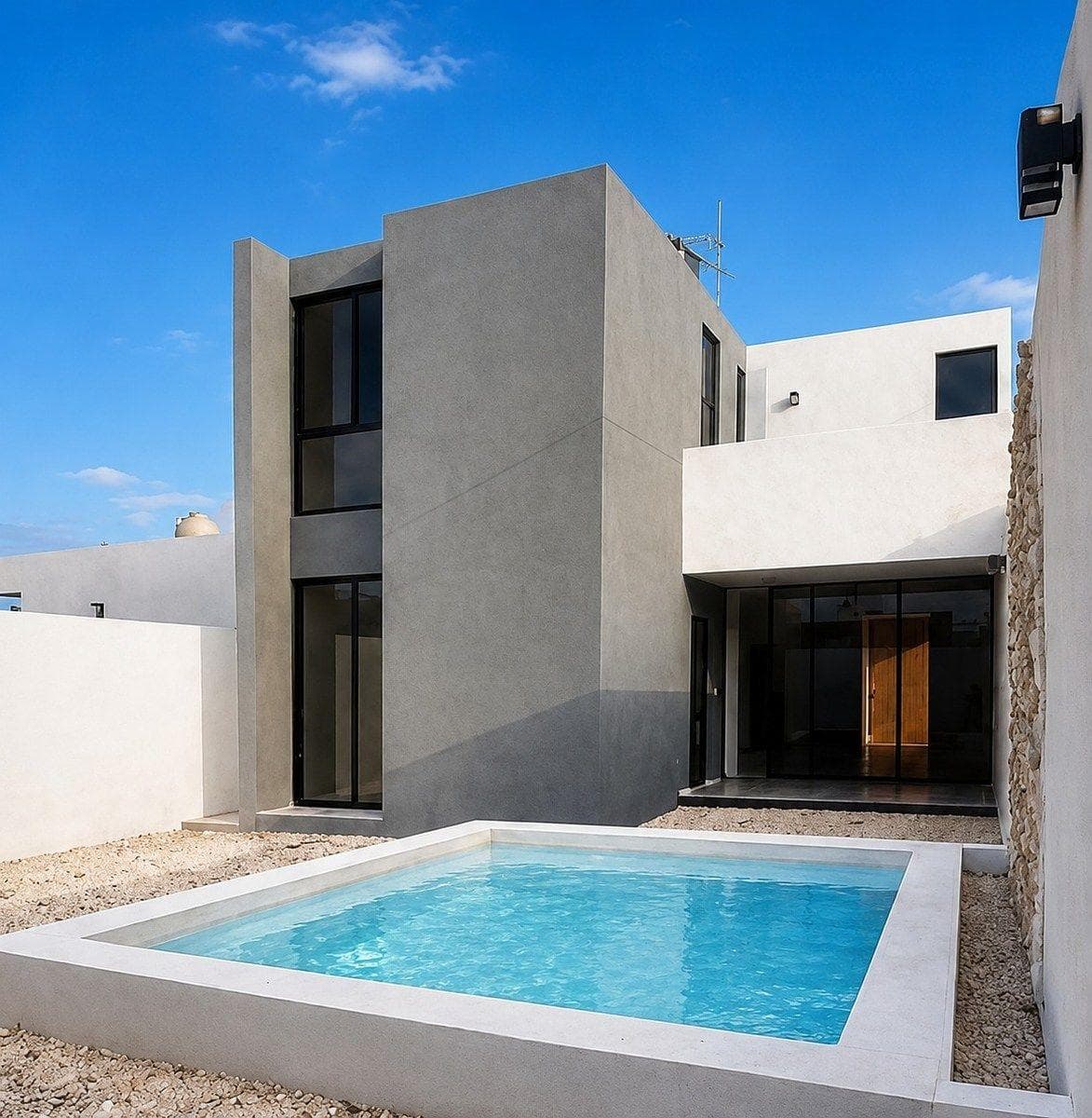 House for PRE-SALE on Chichi Suarez Street with easy access to the PERIFERICO, Mérida