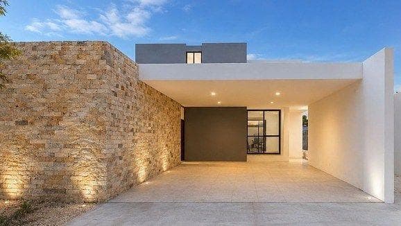 House for PRE-SALE on Chichi Suarez Street with easy access to the PERIFERICO, Mérida