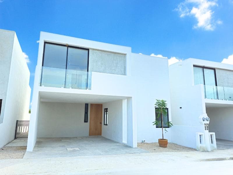 Two-story, three-bedroom house in Sitpach, Mérida