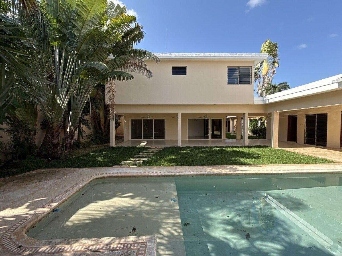House in Vista Alegre with 4 bedrooms and a pool, north of Mérida