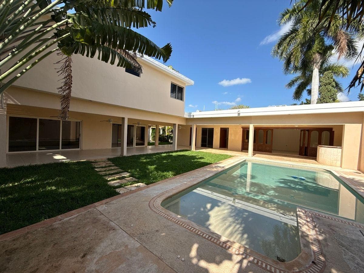 House in Vista Alegre with 4 bedrooms and a pool, north of Mérida