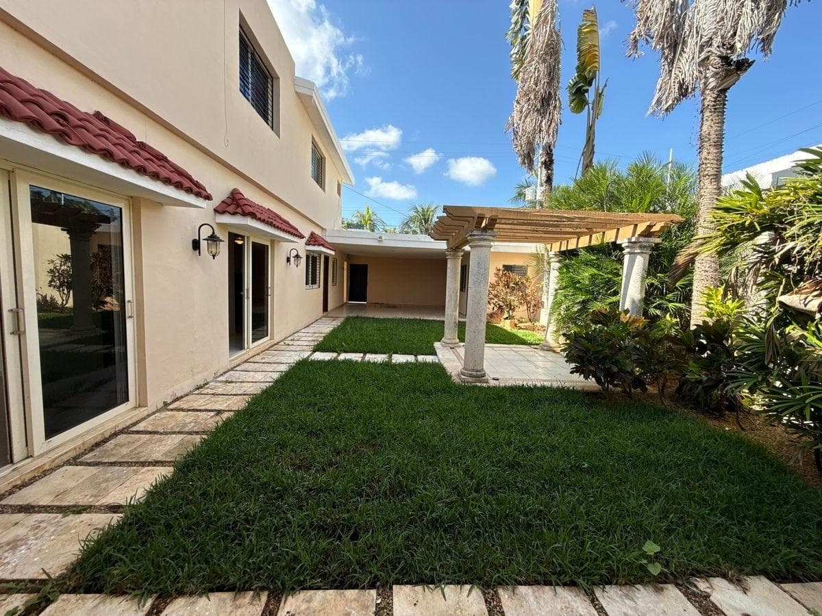 House in Vista Alegre with 4 bedrooms and a pool, north of Mérida