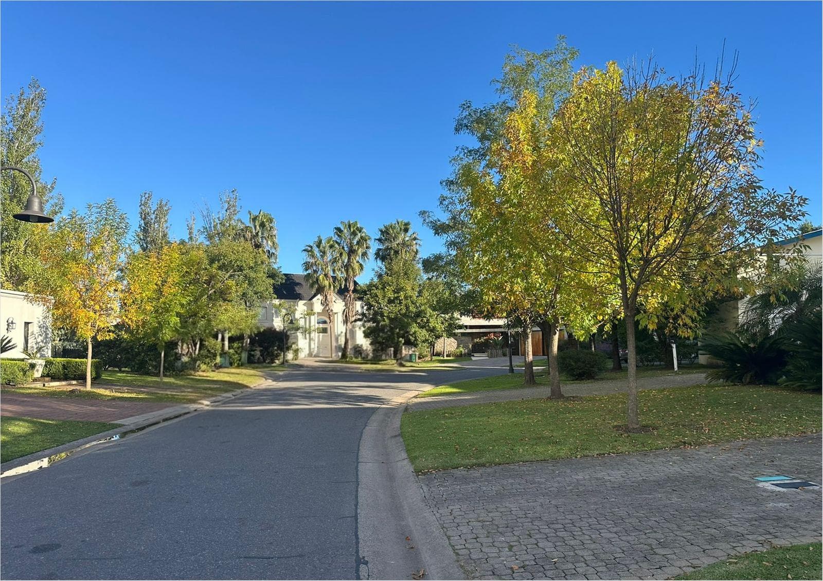 House for Sale on the Lake in Castores - Nordelta - 5 Bedrooms - Three Stories with an Elevator