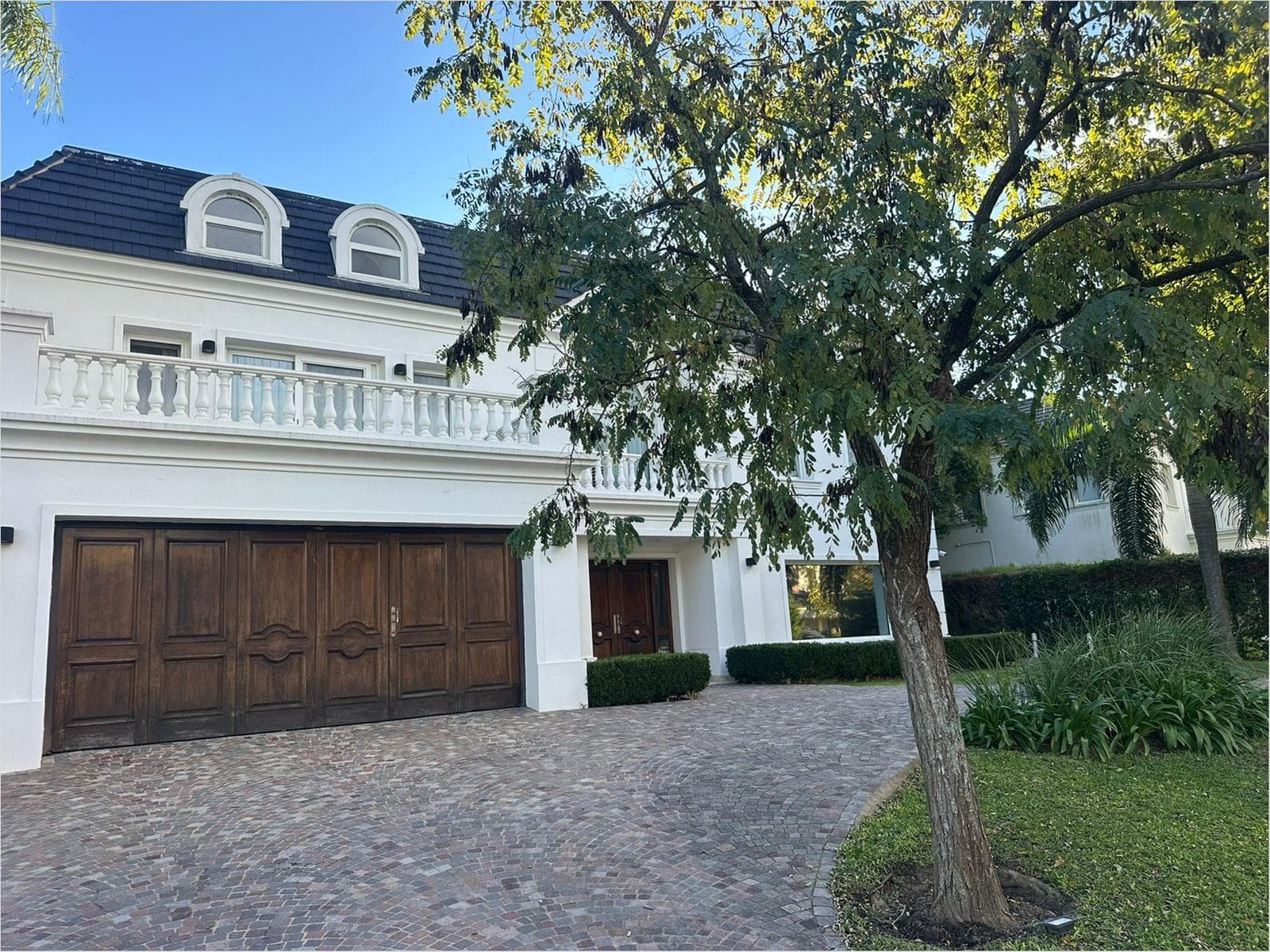 House for Sale on the Lake in Castores - Nordelta - 5 Bedrooms - Three Stories with an Elevator