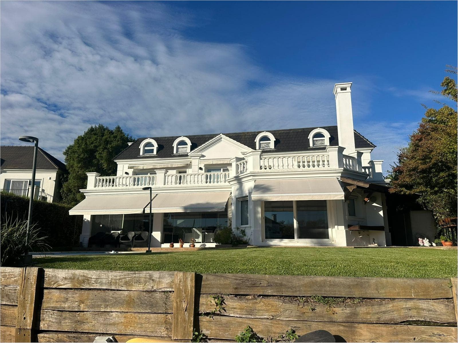 House for Sale on the Lake in Castores - Nordelta - 5 Bedrooms - Three Stories with an Elevator