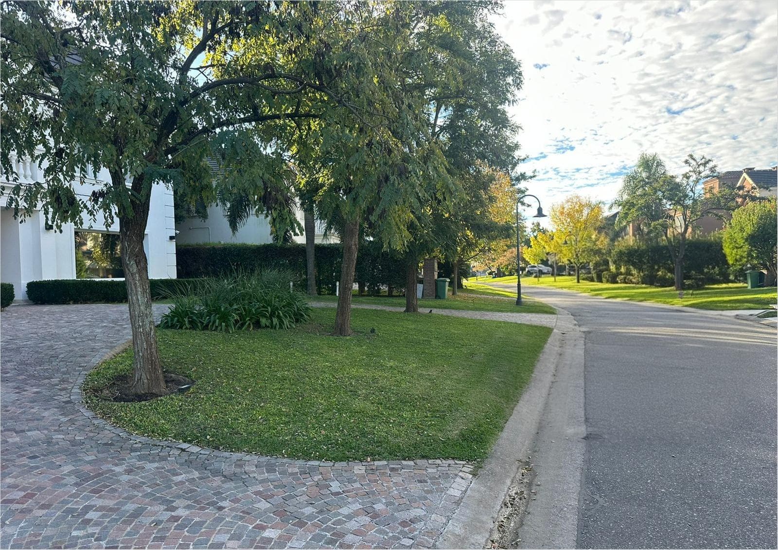 House for Sale on the Lake in Castores - Nordelta - 5 Bedrooms - Three Stories with an Elevator
