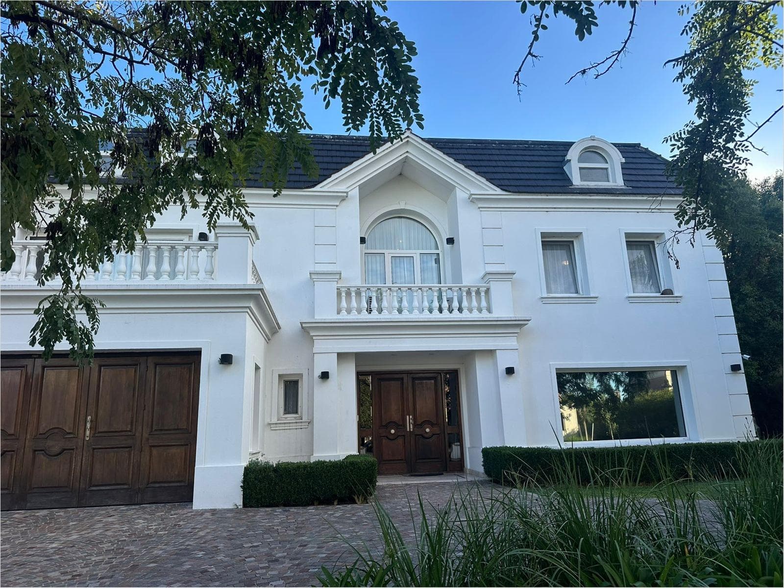 House for Sale on the Lake in Castores - Nordelta - 5 Bedrooms - Three Stories with an Elevator