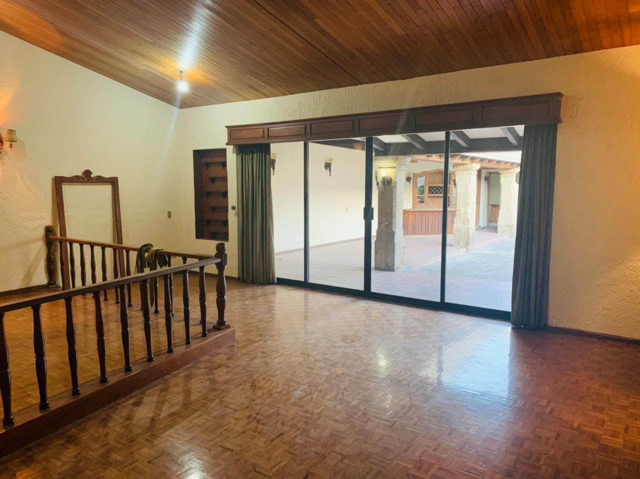 Casa en venta con amplia terraza, recámaras en planta Baja en Jardines del Bosque