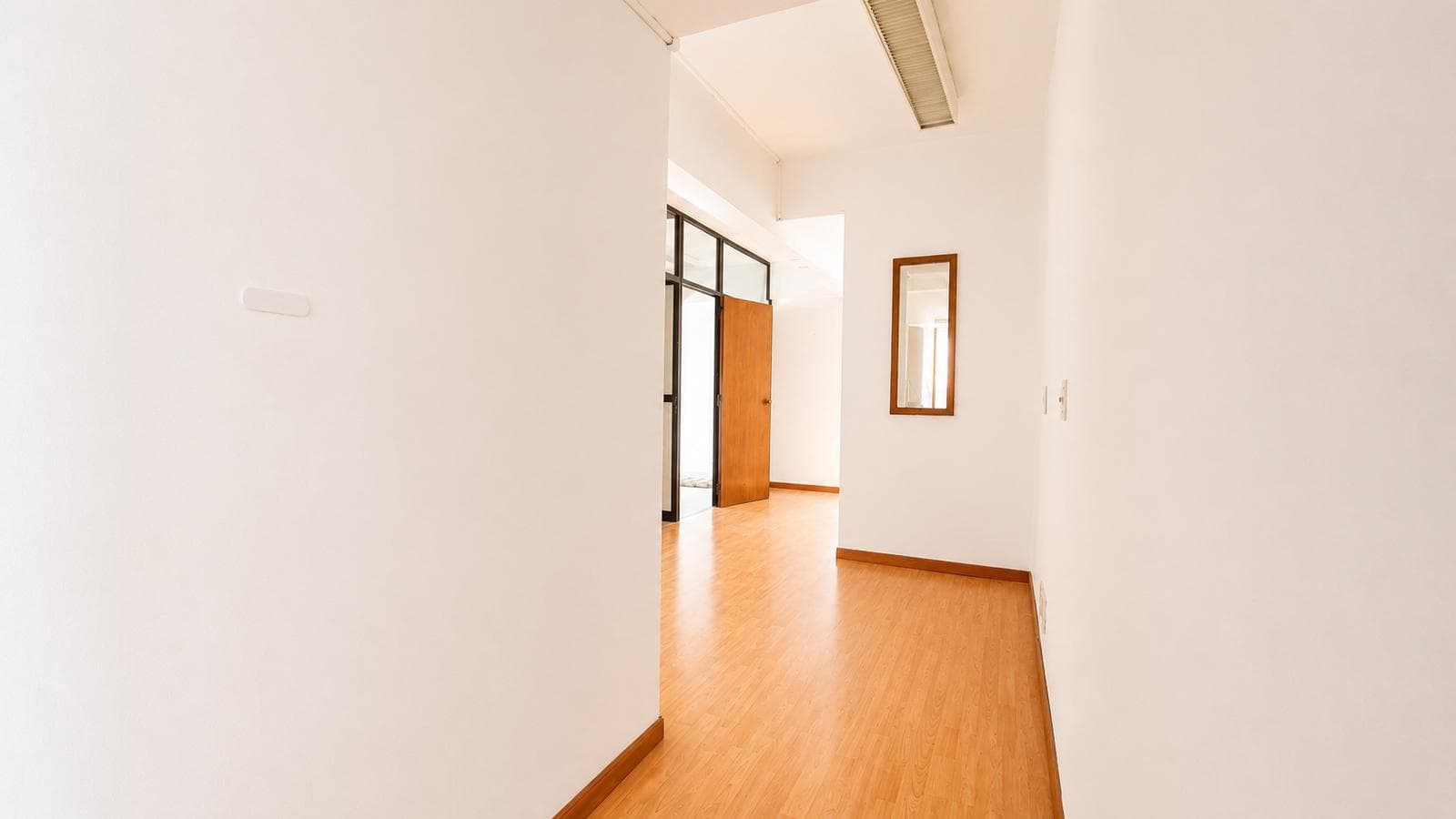 FOR RENT: Bright office with an open view, just a few meters from Galeria Pacifico!