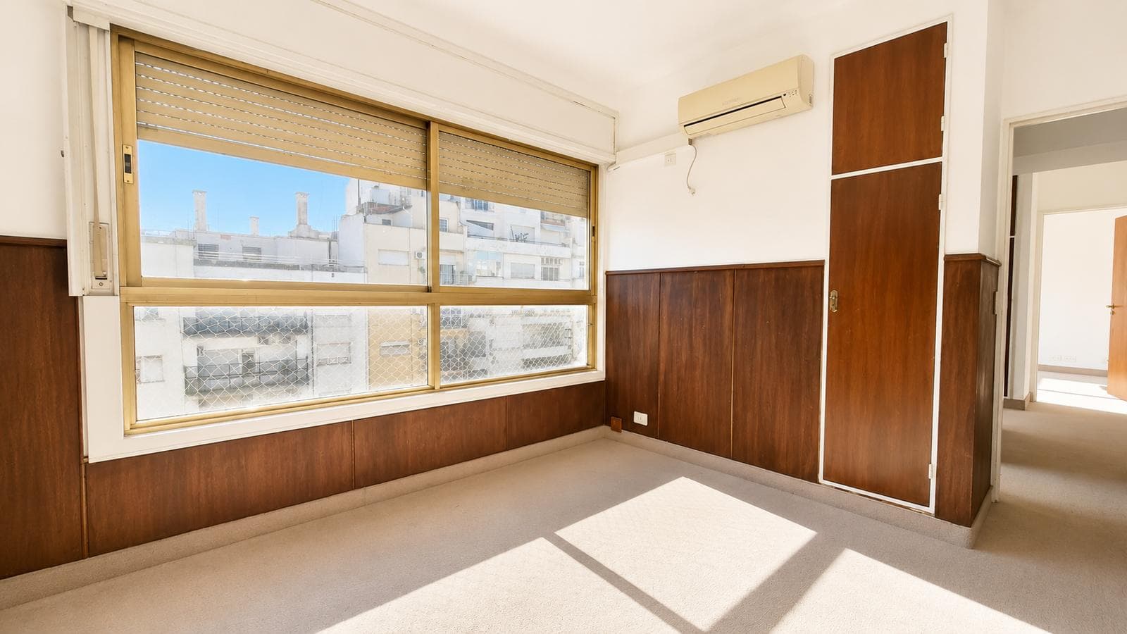 FOR RENT: Bright office with an open view, just a few meters from Galeria Pacifico!