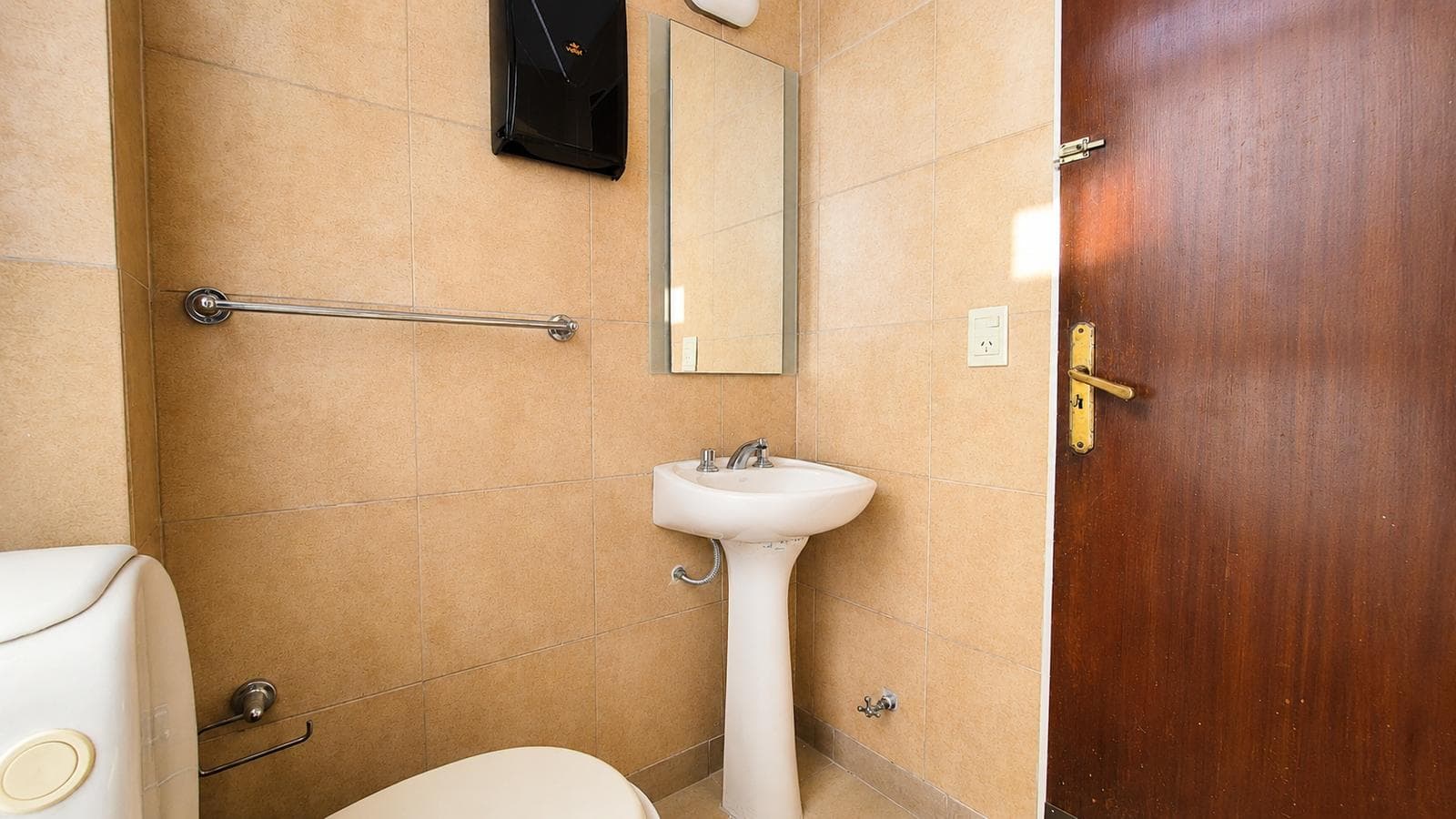 FOR RENT: Bright office with an open view, just a few meters from Galeria Pacifico!