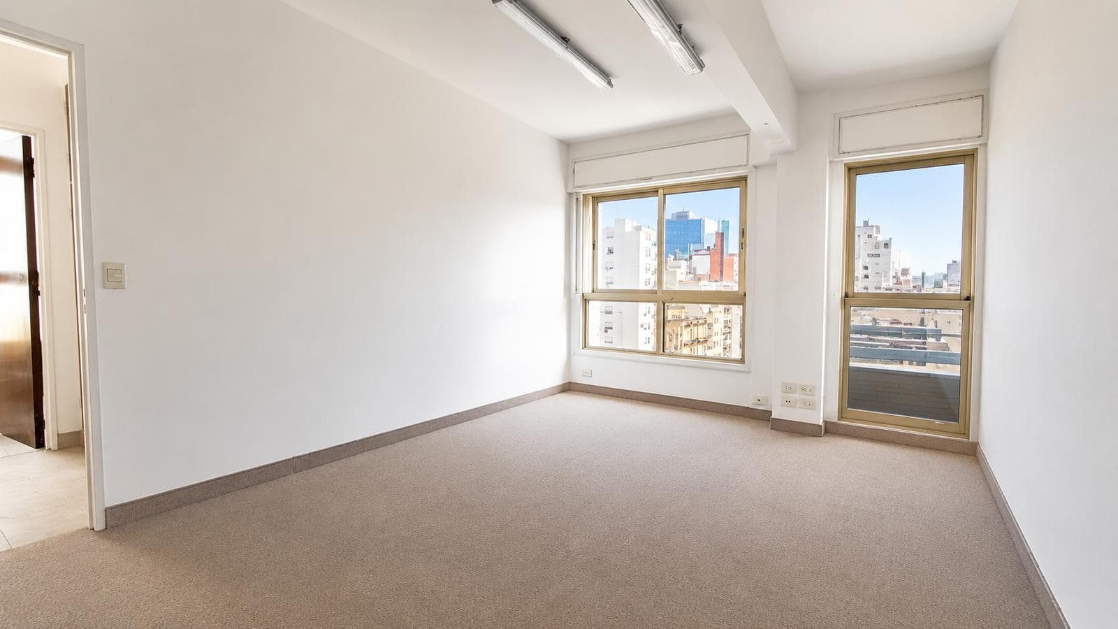 FOR RENT: Bright office with an open view, just a few meters from Galeria Pacifico!