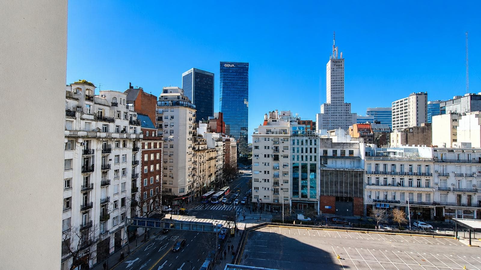 FOR RENT: Bright office with an open view, just a few meters from Galeria Pacifico!