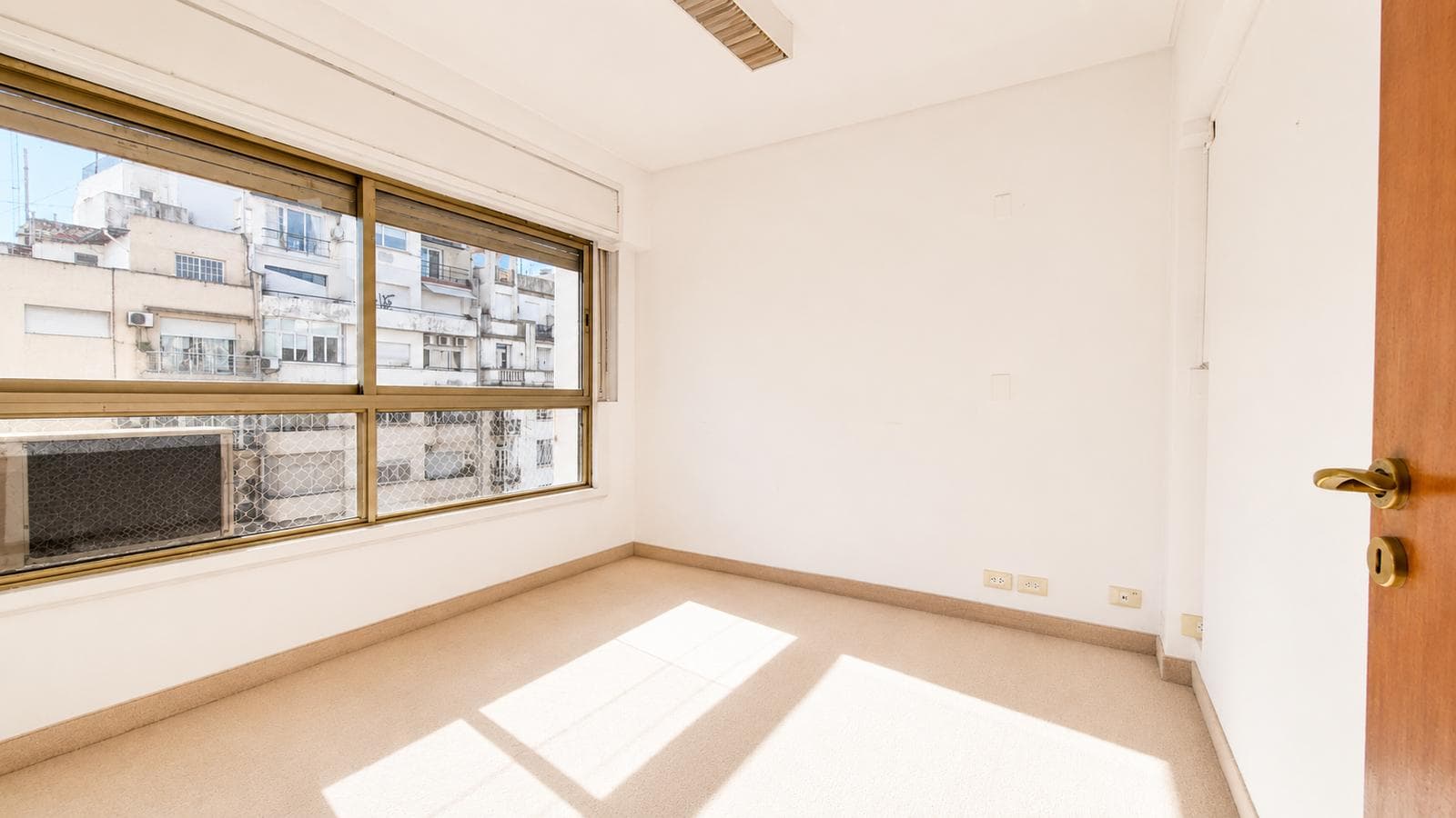 FOR RENT: Bright office with an open view, just a few meters from Galeria Pacifico!
