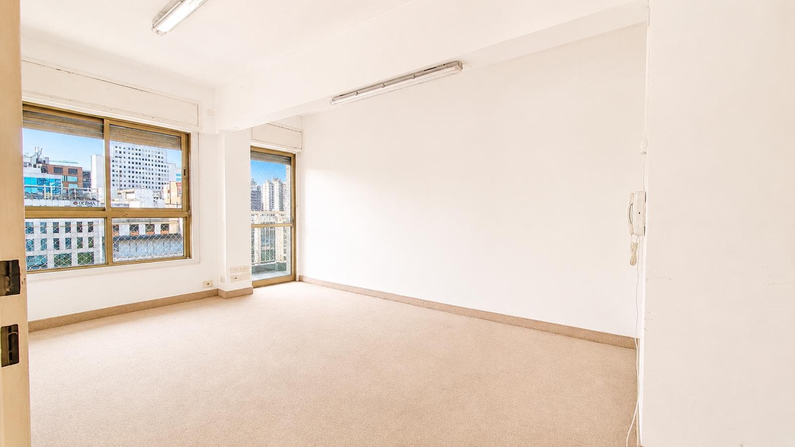 FOR RENT: Bright office with an open view, just a few meters from Galeria Pacifico!