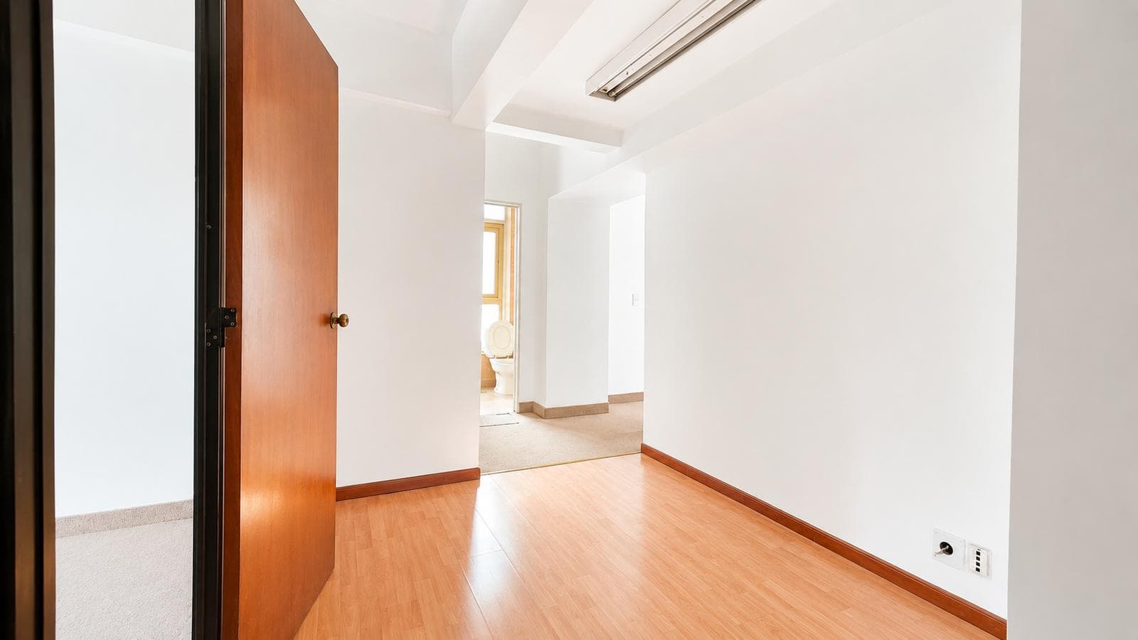 FOR RENT: Bright office with an open view, just a few meters from Galeria Pacifico!