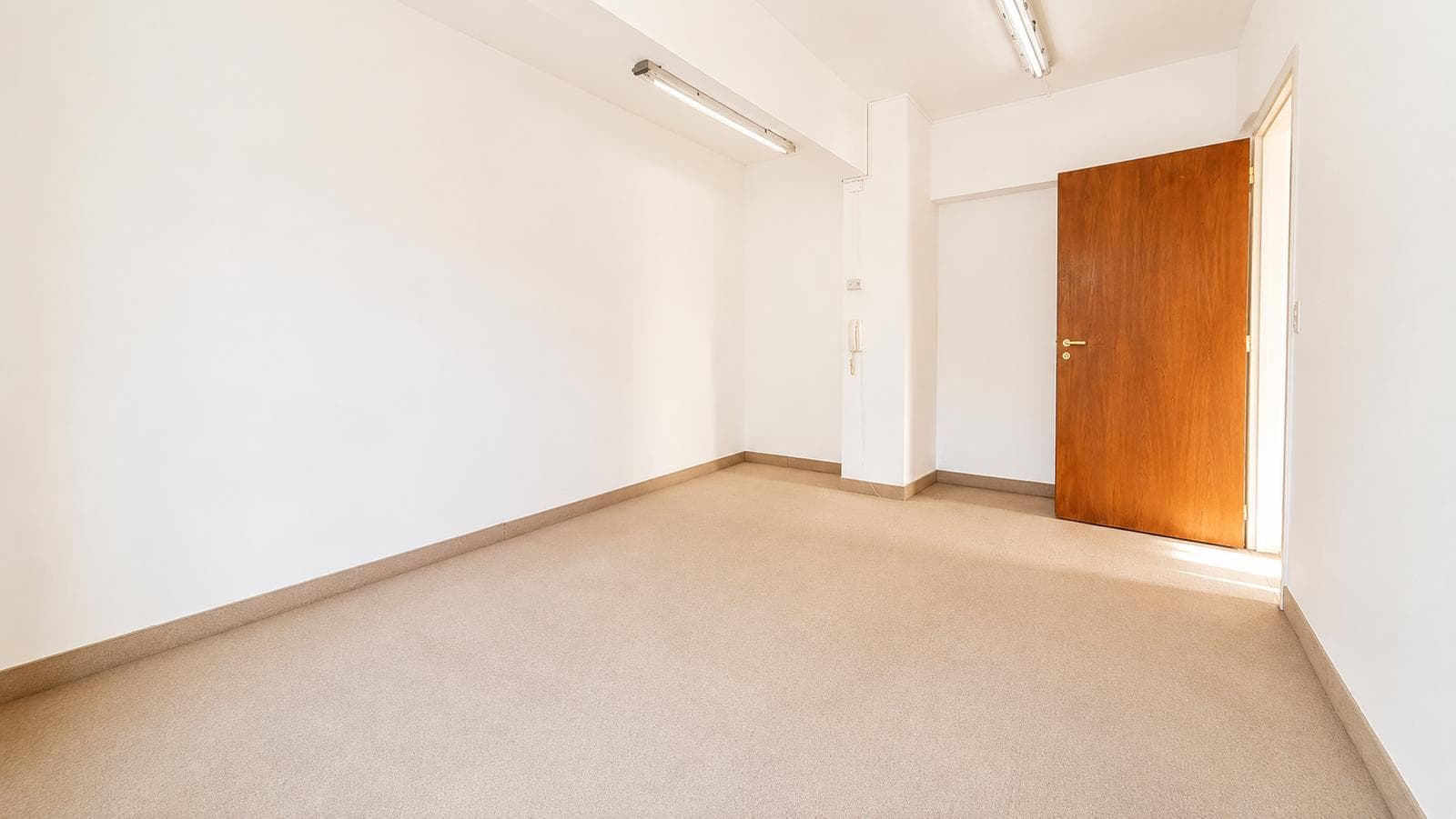 FOR RENT: Bright office with an open view, just a few meters from Galeria Pacifico!