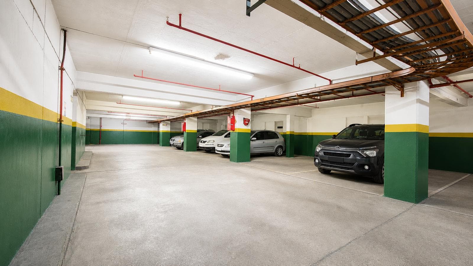 FOR RENT: Bright office with an open view, just a few meters from Galeria Pacifico!