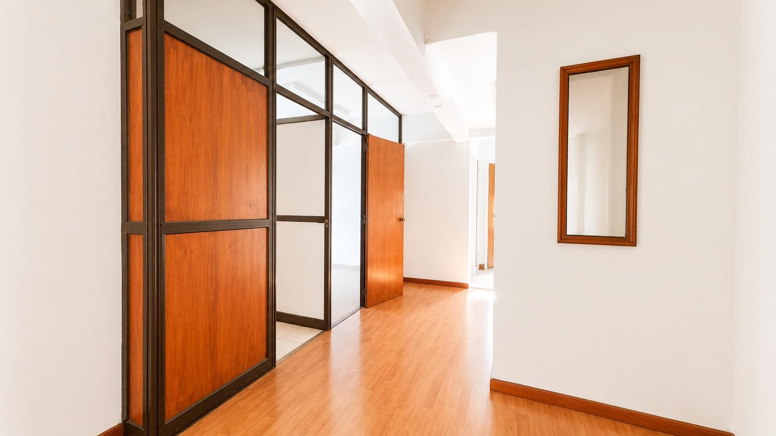 FOR RENT: Bright office with an open view, just a few meters from Galeria Pacifico!