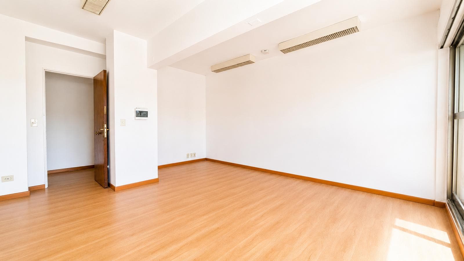 FOR RENT: Bright office with an open view, just a few meters from Galeria Pacifico!