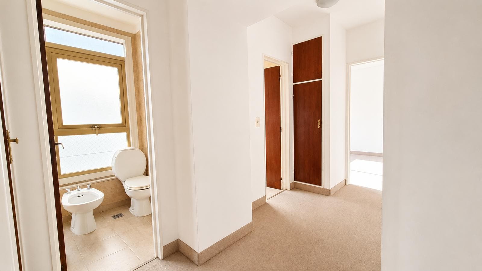 FOR RENT: Bright office with an open view, just a few meters from Galeria Pacifico!