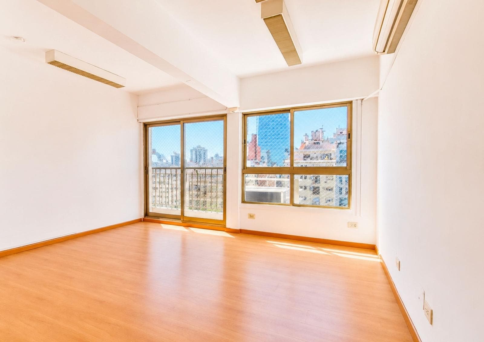 FOR RENT: Bright office with an open view, just a few meters from Galeria Pacifico!