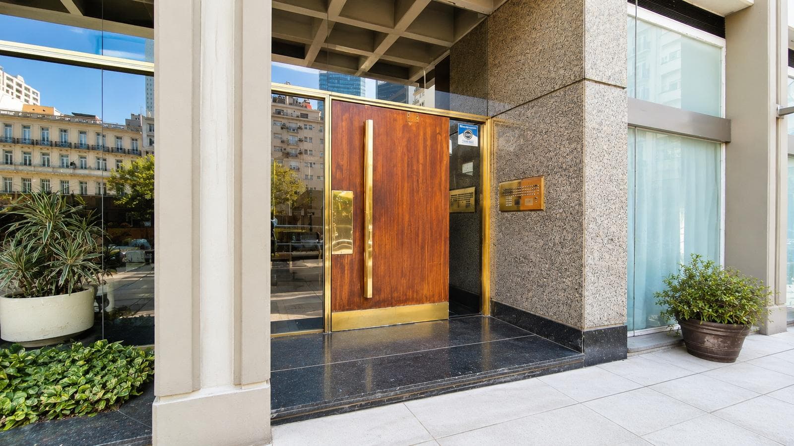 FOR RENT: Bright office with an open view, just a few meters from Galeria Pacifico!