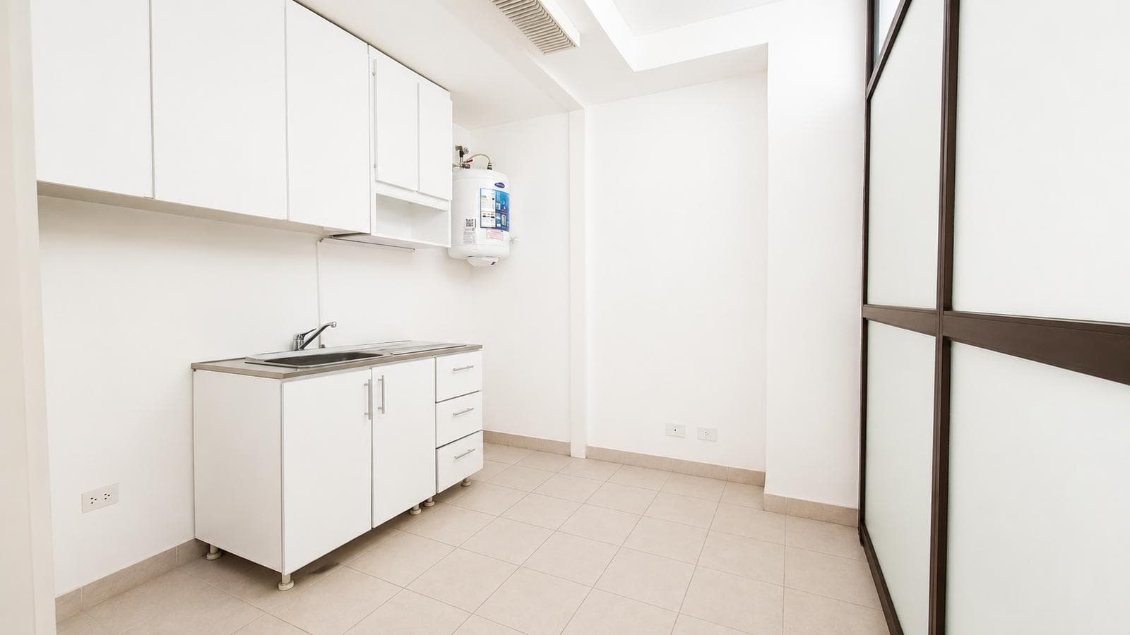 FOR RENT: Bright office with an open view, just a few meters from Galeria Pacifico!