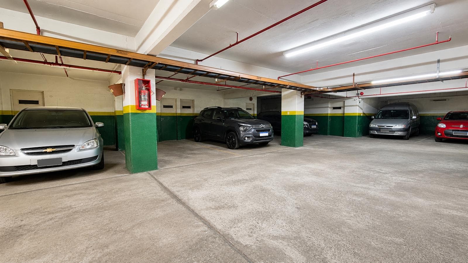 FOR RENT: Bright office with an open view, just a few meters from Galeria Pacifico!