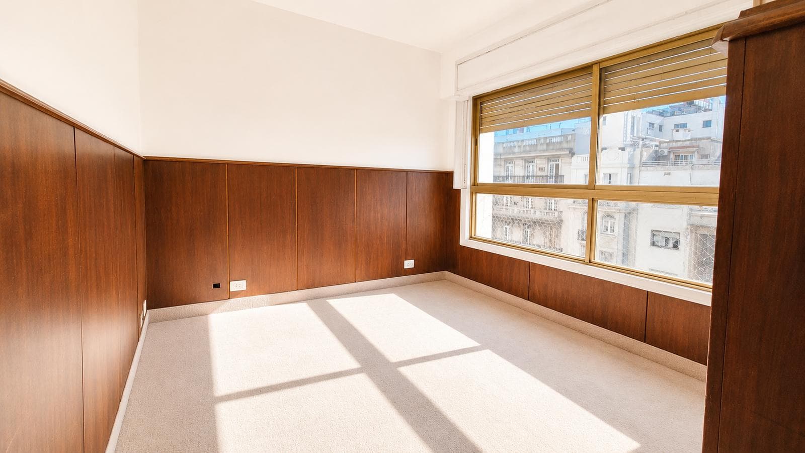 FOR RENT: Bright office with an open view, just a few meters from Galeria Pacifico!