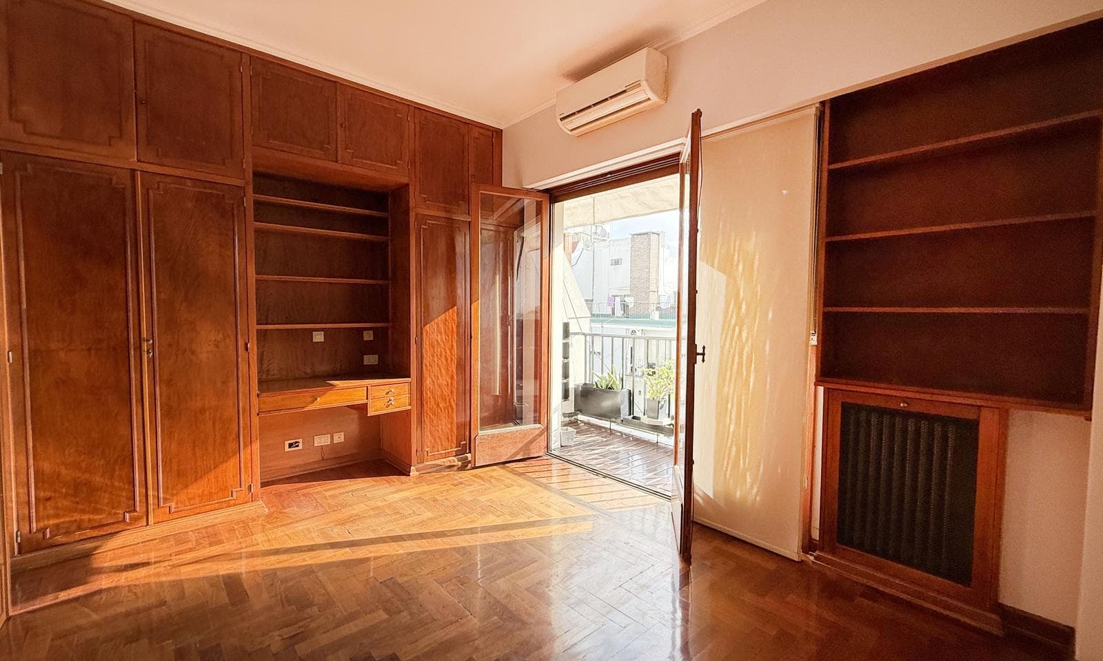 Very bright half-apartment in Palermo, Buenos Aires. In impeccable condition. 3 bedrooms with a balcony facing the street!