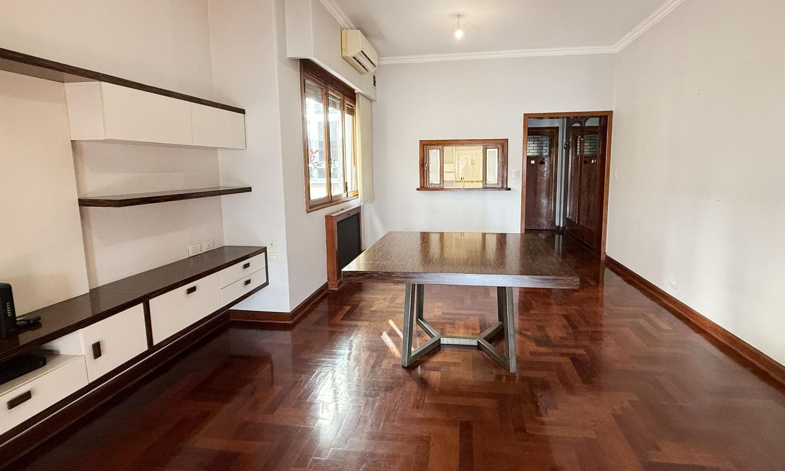 Very bright half-apartment in Palermo, Buenos Aires. In impeccable condition. 3 bedrooms with a balcony facing the street!