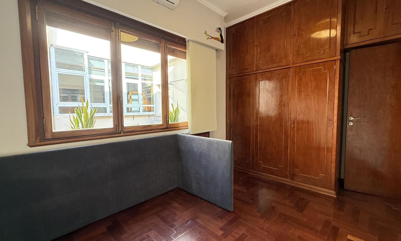 Very bright half-apartment in Palermo, Buenos Aires. In impeccable condition. 3 bedrooms with a balcony facing the street!