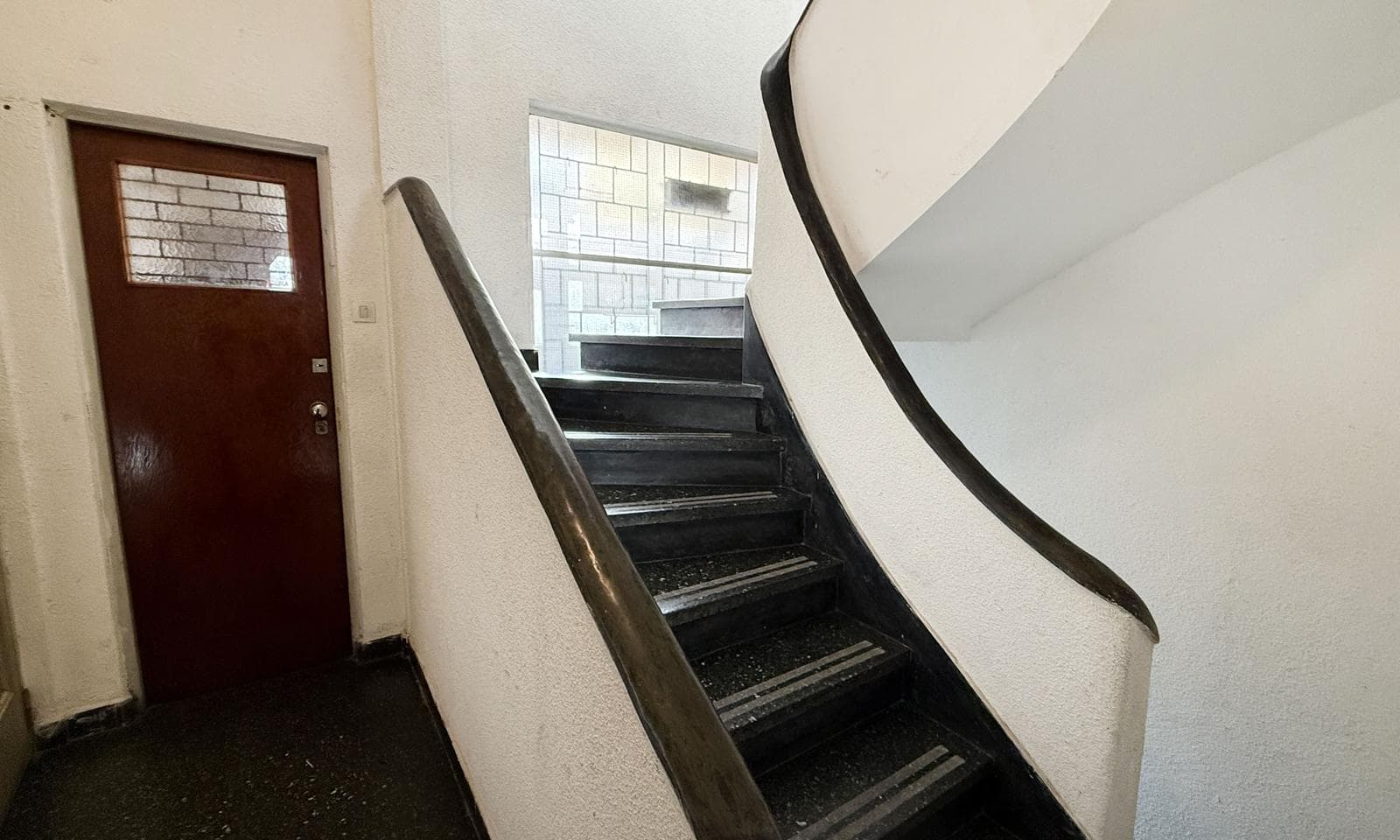 Very bright half-apartment in Palermo, Buenos Aires. In impeccable condition. 3 bedrooms with a balcony facing the street!