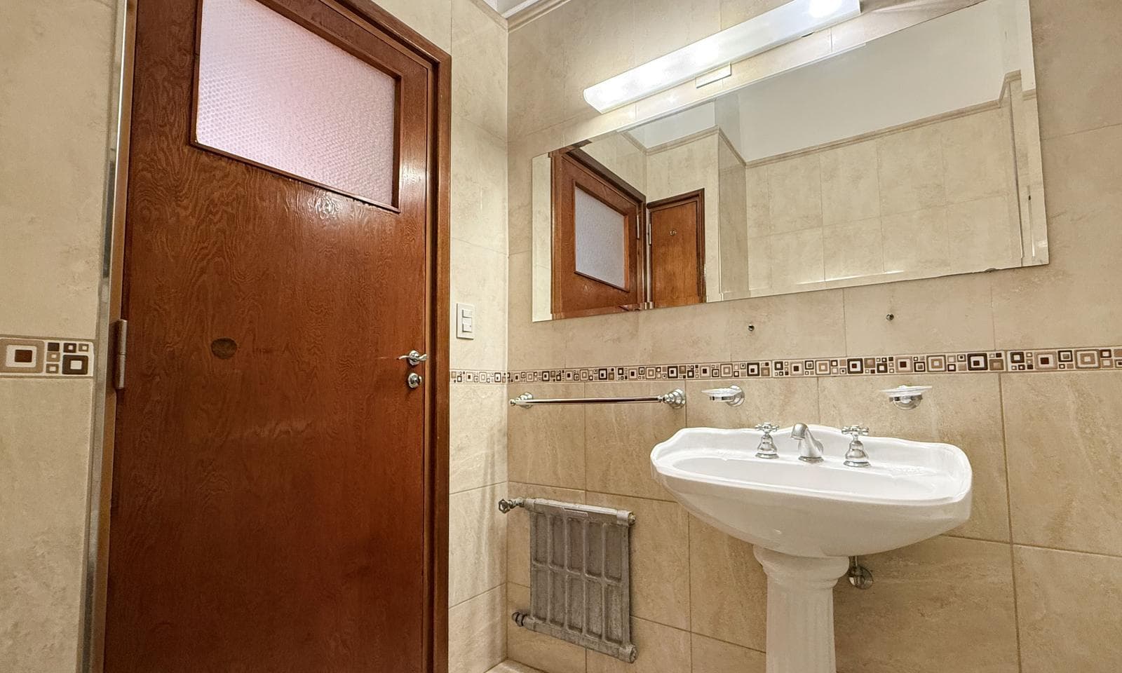 Very bright half-apartment in Palermo, Buenos Aires. In impeccable condition. 3 bedrooms with a balcony facing the street!