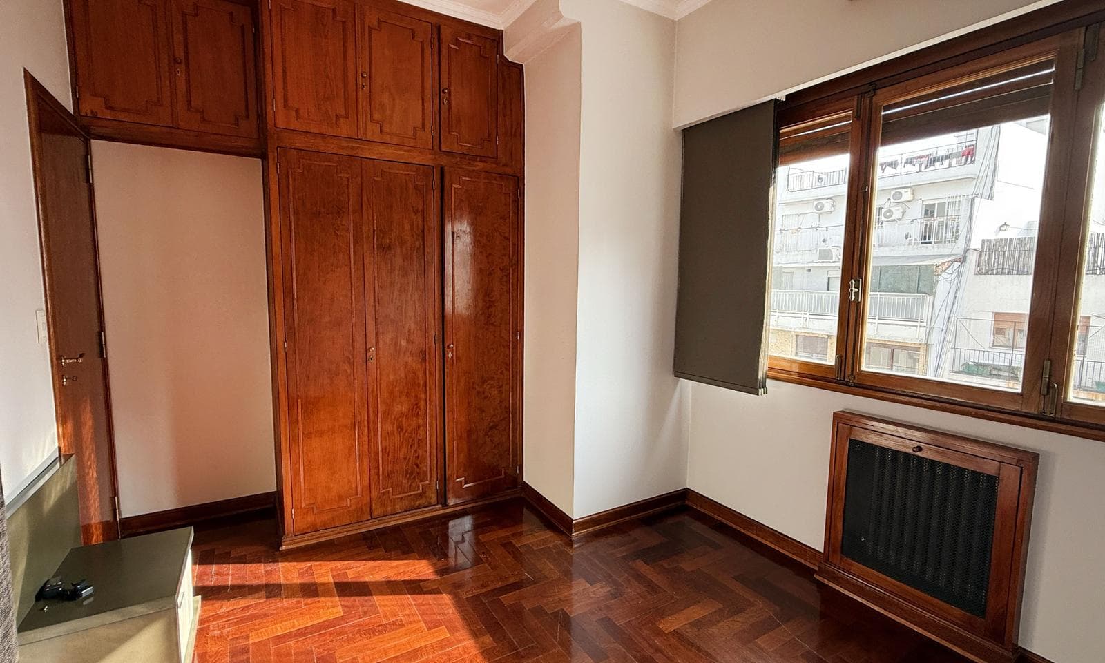 Very bright half-apartment in Palermo, Buenos Aires. In impeccable condition. 3 bedrooms with a balcony facing the street!