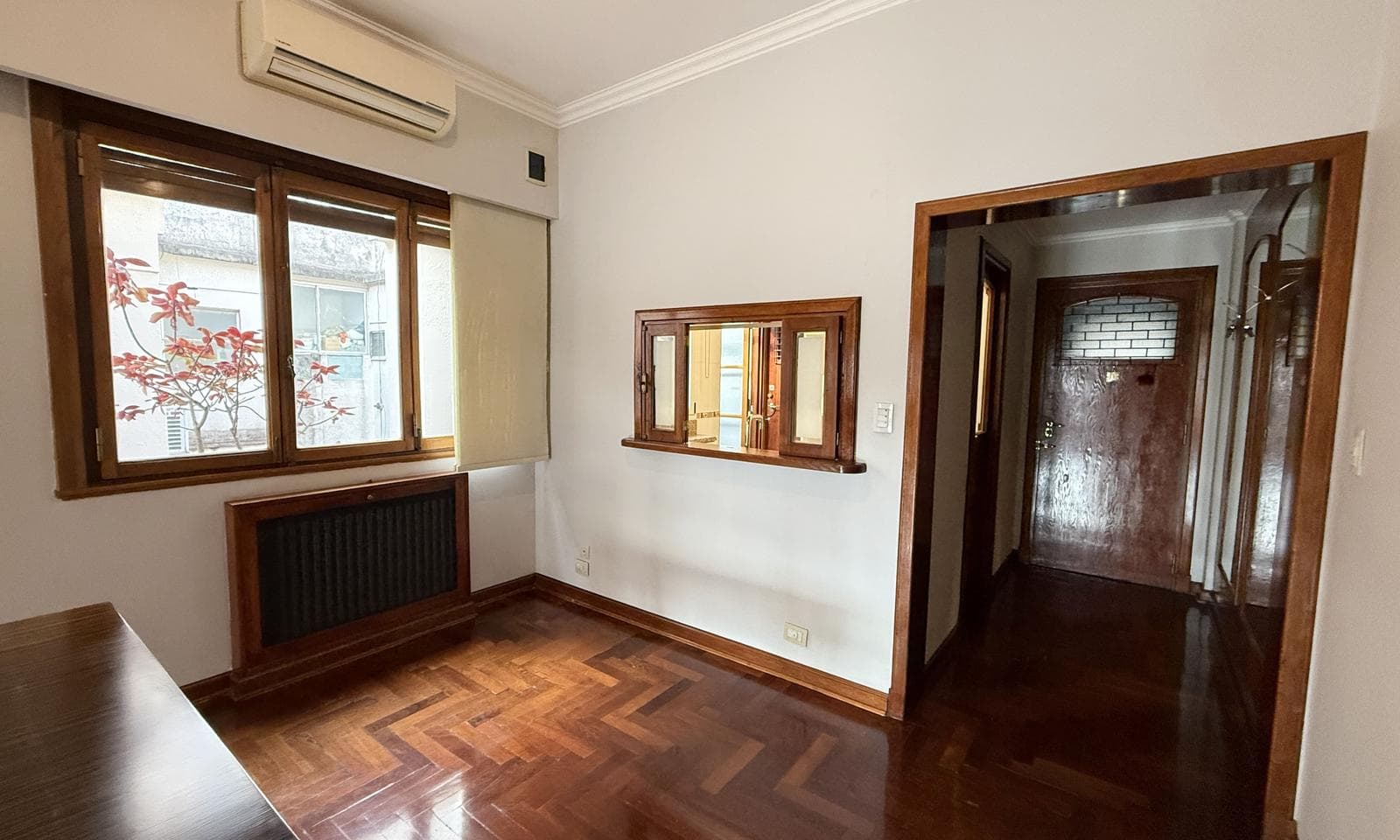 Very bright half-apartment in Palermo, Buenos Aires. In impeccable condition. 3 bedrooms with a balcony facing the street!